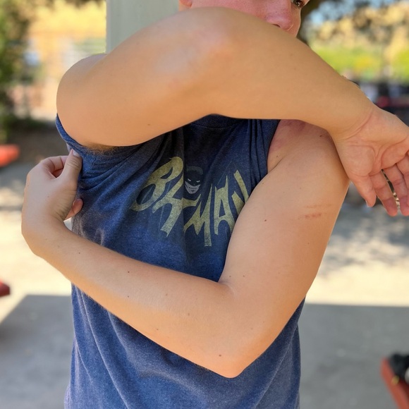 BATMAN MEN T SHIRT NAVY BLUE DC COMICS COMICS HERO OVAL LOGO OFFICIALLY GOTHAM - Picture 9 of 16